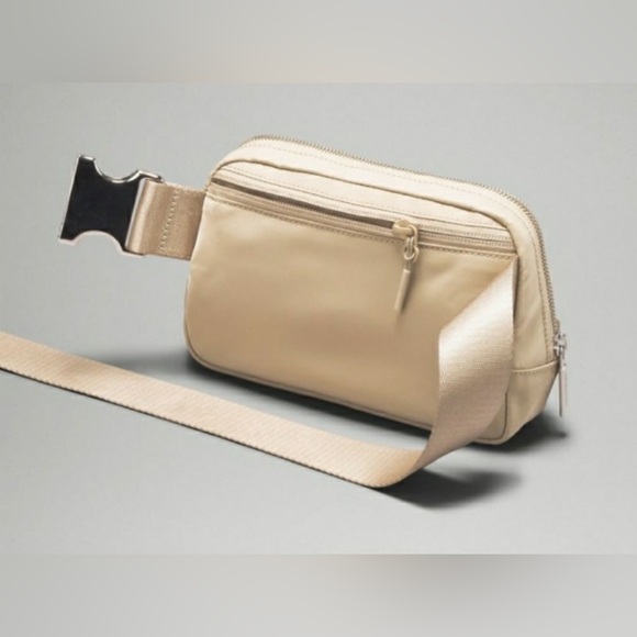 Lululemon Everywhere Belt Bag in Trench/White Opal!🔥 - Picture 8 of 10